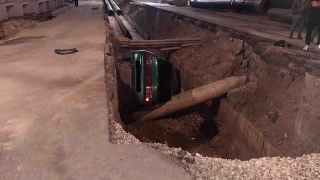 Перекопанный Саратов. В траншею на дороге попал "ВАЗ" с молодой парой