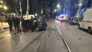 В центре Саратова столкнулись такси и "Приора". Пятеро в больнице