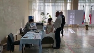 Из ЗАГСа на УИК. Жених и невеста пошли на выборы сразу после свадьбы