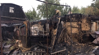 В Ленинском районе пожарные тушат частный дом