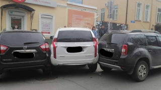 В центре Саратова водитель "Дастера" устроил тройное ДТП и попал в больницу