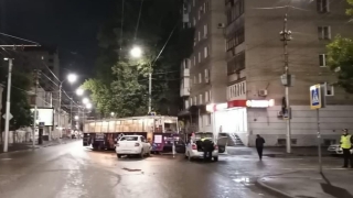 В центре Саратова "Логан" не разъехался с трамваем