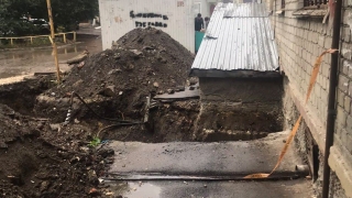 Перекопанный Саратов. Рабочие забросили коммунальную яму на Вольской
