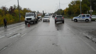 "Гранта" заехала под мусоровоз. Пострадала женщина