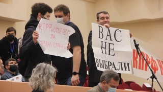 Перед заседанием гордумы депутаты от "ЕР" и КПРФ обменялись обвинениями