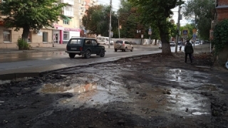 На Чернышевского вновь прорвало трубу: воду обещают дать ночью