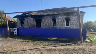 Дети и взрослые вылезли через окно. Хозяин дома пытался потушить пожар и погиб
