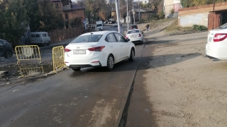 Перекопанный Саратов. Автомобилисты "убивают" новые тротуары в центре города