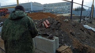 На проспекте Строителей экскаватор выкопал останки человека