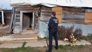 В частном доме нашли тело пенсионерки со ссадинами лица и руки
