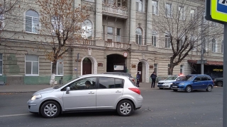 В центре Саратова "Ниссан" сбил пожилую женщину