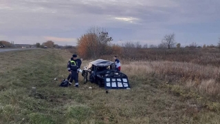 Водитель опрокинул "семерку" на трассе. Пострадала девушка