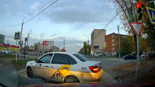 Очевидец: маневры саратовского таксиста могут привести к трагедии