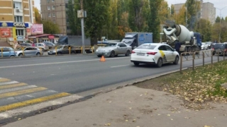 Бетономешалка и "Приора" сбили двух женщин