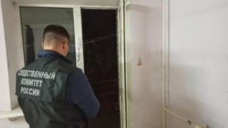 Соседи нашли на балконе тело пенсионерки с разбитой головой
