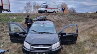 Водитель "Гранты" спровоцировал ДТП с двумя фурами на трассе под Саратовом
