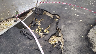 Очевидцы: уложенный на Соколовой асфальт провалился в "преисподнюю"