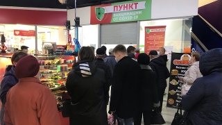 В саратовских торговых центрах появились очереди желающих вакцинироваться