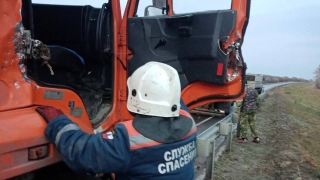 Под Вольском столкнулись три грузовика. Есть пострадавшие