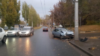 Водитель "Нексии" врезался в столб. В больницу попала пассажирка