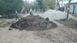 Жители Энгельса на просьбу убрать лужу с дороги получили "кучу грязи"