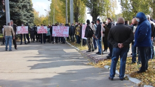 "Нет захвату предприятия!". Работники Института стекла проводят акцию солидарности