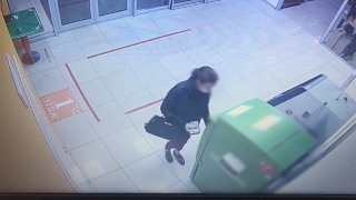 Девушка забрала чужие деньги из банкомата и попала на видео