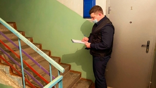 На лестнице в подъезде обнаружен труп пенсионера с разбитым лицом