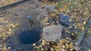 Саратовцы могут искупаться и упасть в открытый люк на подходе к автобусной остановке