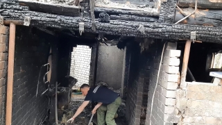 В гибели двух детей на пожаре обвинили их курящую мать и брата. Дело ушло в суд