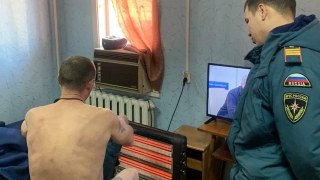 Бойцы пожарного корабля спасли пьяного саратовца с судаком за пазухой