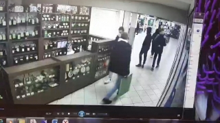 В Саратове подросток украл зеркало из мужского туалета в ТЦ