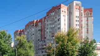 В Саратове женщина упала с девятого этажа. Она в тяжелом состоянии