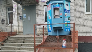 В Энгельсе автомат с водой установили на пандус у подъезда дома