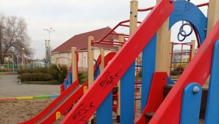 В Татищеве поймали и наказали орудовавших в скверах вандалов-лицеистов
