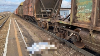 Двое детей залезли на вагон поезда и получили удар током: девочка погибла