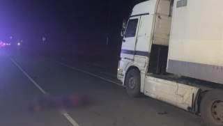 Ночью на саратовской трассе под колесами "десятки" погиб водитель фуры