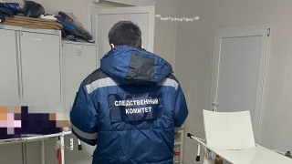 Возле подъезда на Навашина нашли мужчину с пробитой головой