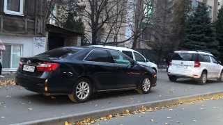 "Тойоту Камри" из правительственного автопарка припарковали на тротуаре у здания министерства