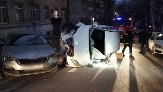 В центре Саратова водитель "Лифана" врезался в припаркованную машину и погиб