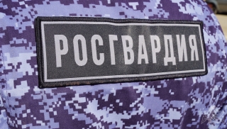 Саратовец выпивал у банкоматов и просил росгвардейцев показать значок. Его наказали