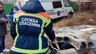 Спасатели вытащили мужчину из двухметрового колодца