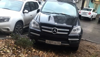 "Шерше ля фам". За парковку прокурорского авто на газоне мэрия выписала минимальный штраф