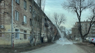 Читатели: в энгельсской "Летке" с крыши дома хлещет кипяток