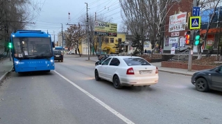 На Астраханской троллейбус сбил школьника