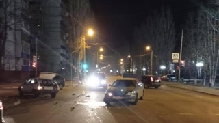 Молодой водитель "девятки" не уступил "Тойоте". Пассажир в больнице