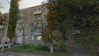 В центре Саратова из окна четвертого этажа выпал ребенок