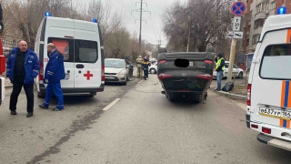 На Новоузенской после тройного ДТП перевернулся кроссовер