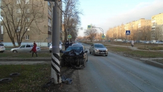 Водитель "Соляриса" не справился с управлением и врезался в столб