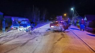В Озинках выезд на встречку спровоцировал аварию. Пострадали двое